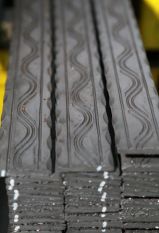 40200 Kapaszkodó 50x6 mm, mángorolt, három mintás