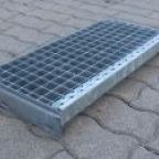 Lépcsőfok 800x330x30x2mm főbordával, 33/33mm bordaosztással horganyzott (EGYEDI)