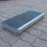 Lépcsőfok 1200x270x30x3mm főbordával, 33/33mm bordaosztással horganyzott